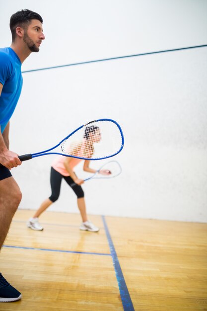 Femme sur le point de servir la balle