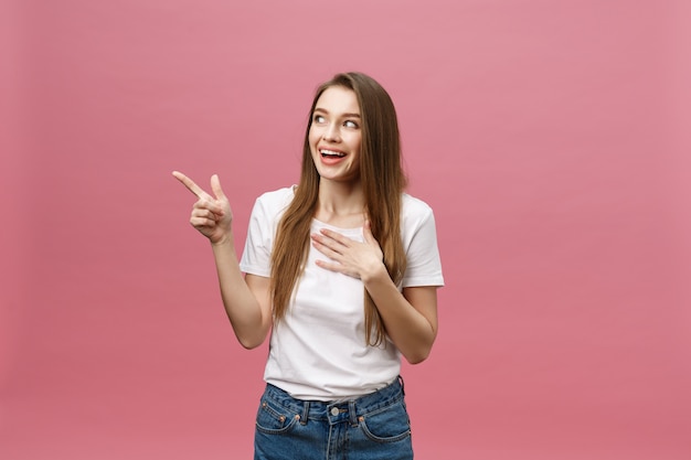 Femme pointant le doigt à la caméra