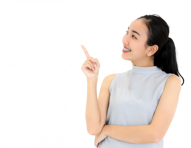 Femme pointant un doigt isolé