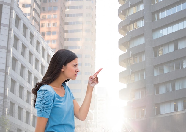 Femme pointant sur les immeubles de grande hauteur