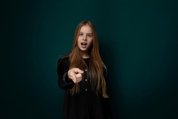 Une femme pointant vers la caméra.