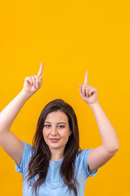 Une femme pointant vers un espace vide.