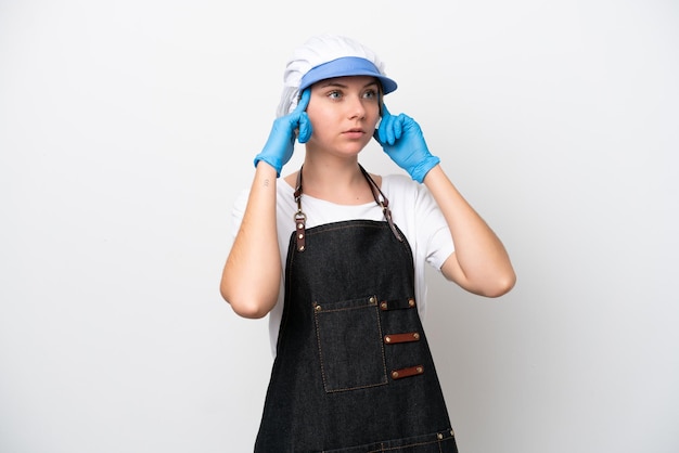 Femme poissonnière portant un tablier ayant des doutes et pensant