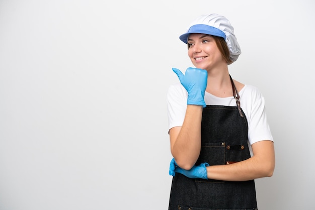 Femme poissonnière portant un tablier pointant vers le côté pour présenter un produit