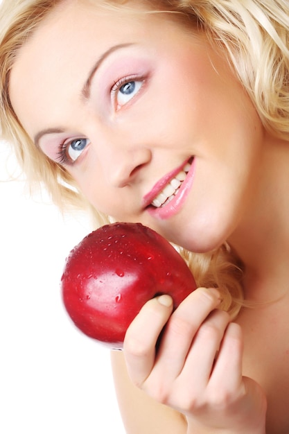 Femme avec une pomme sur fond blanc