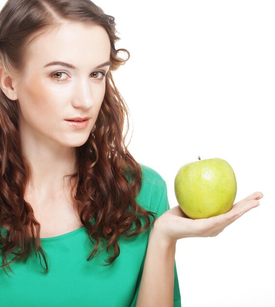 Femme avec une pomme verte