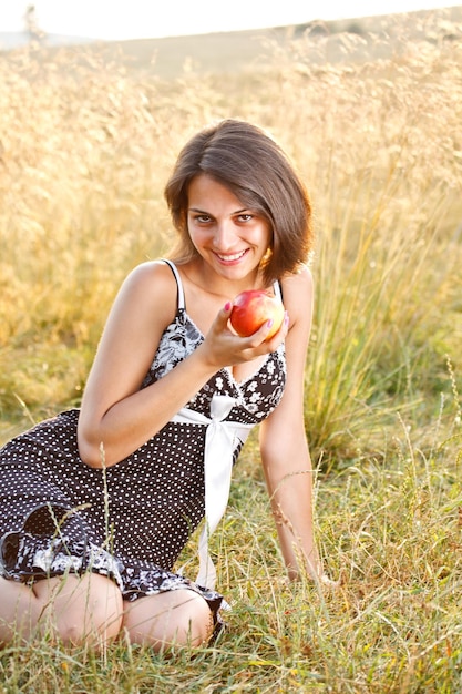 Photo femme à la pomme