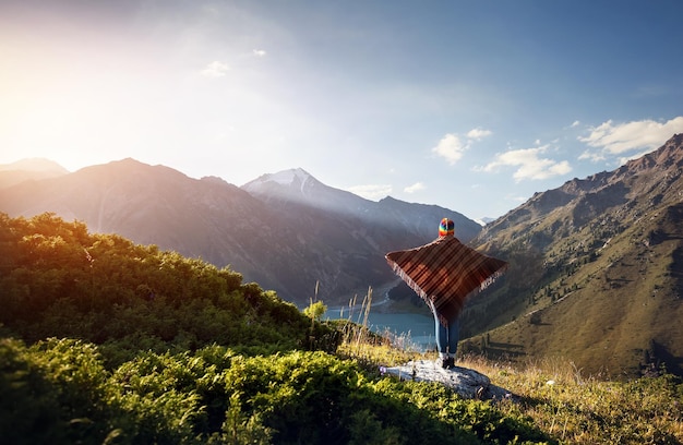 Femme en poncho à la montagne