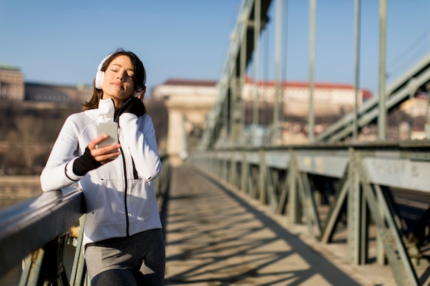 Femme sur le pont faisant une pause après l&#39;exercice