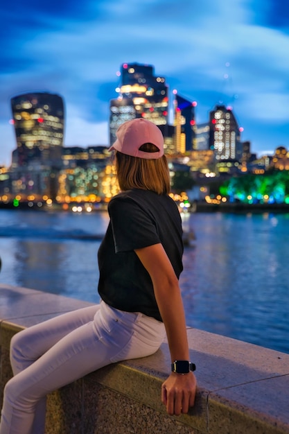 Femme sur le pont de Londres