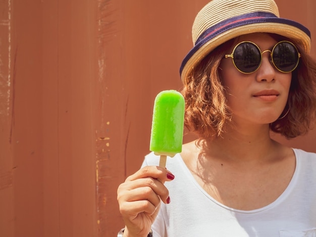 Femme avec Popsicle