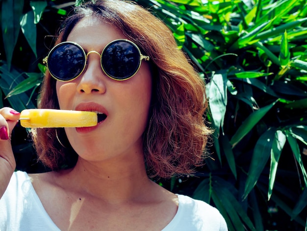 Femme avec Popsicle