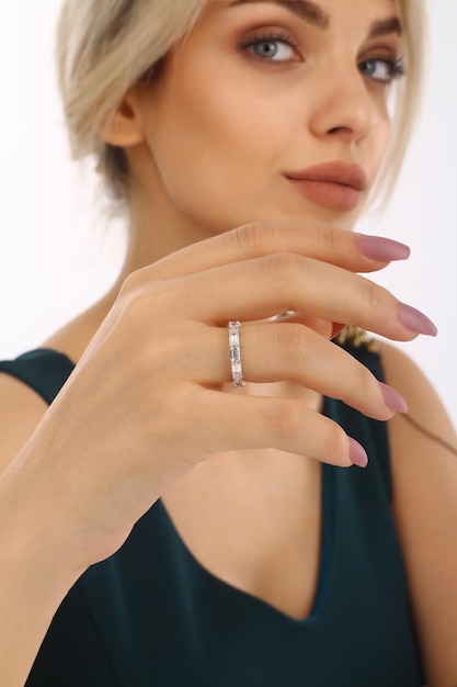 Une femme portant une bague en argent avec une bande d'argent.