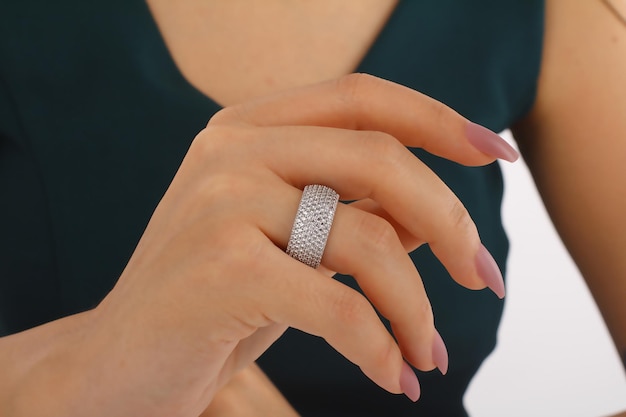 Une femme portant une bague avec des diamants dessus