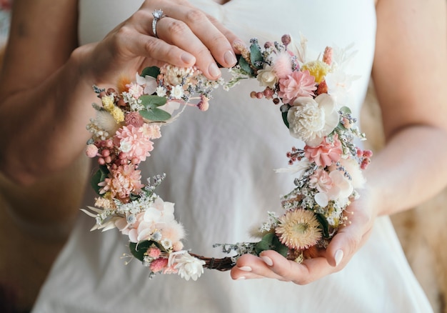 Femme Portant Une Bague De Fiançailles Tenant Une Couronne De Fleurs Faite De Fleurs Exotiques