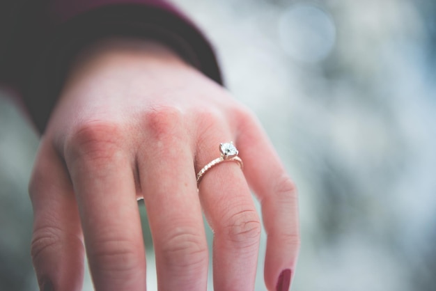 Une femme portant une bague.
