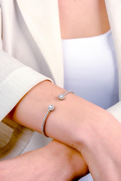 une femme portant un bracelet avec des diamants