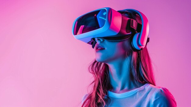 une femme portant un casque de réalité virtuelle