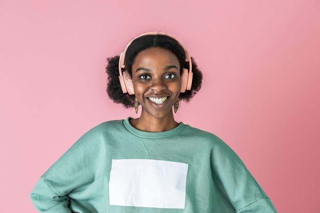 Femme portant un casque rose