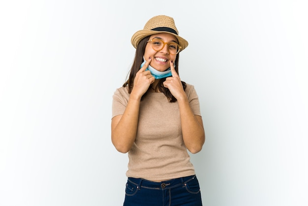 femme portant un chapeau et un masque pour se protéger de covid