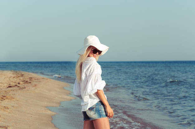 Femme portant un chapeau de paille