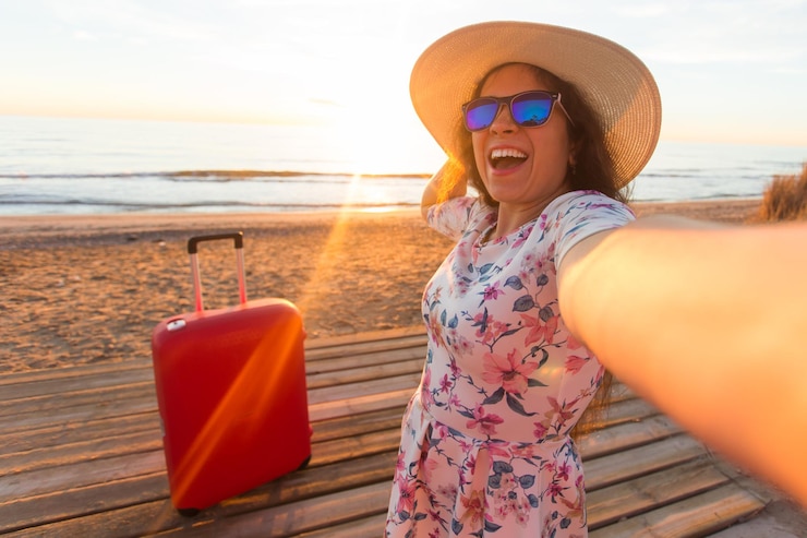 Photo femme portant un chapeau sur la plage contre le ciel au coucher du soleil