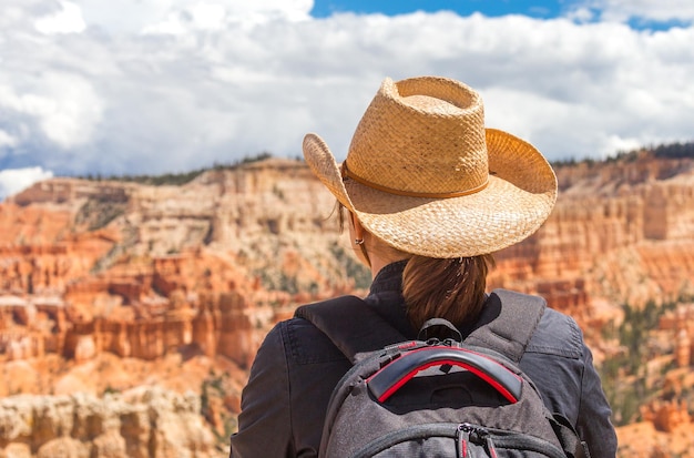 Femme portant un chapeau regardant le Bryce Canyon Utah USA