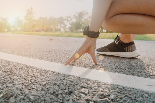 Photo femme portant une chaussure de course pour marcher et courir dans la nature fond vert exercice de santé