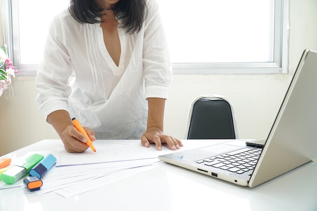 Une femme portant une chemise blanche Vérification des documents