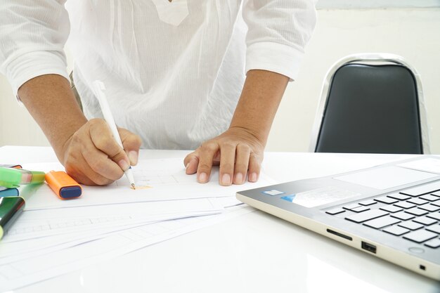 Une femme portant une chemise blanche Vérification des documents