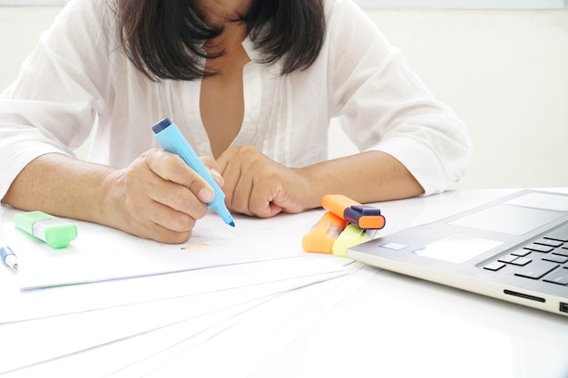 Une femme portant une chemise blanche Vérification des documents