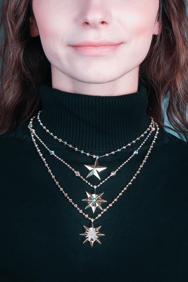Photo une femme portant un collier avec des étoiles dessus