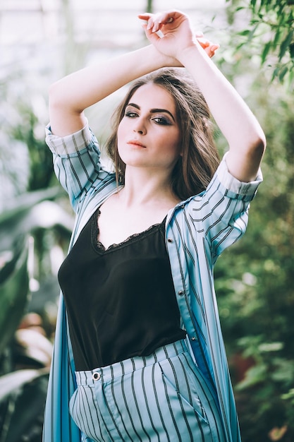 Femme portant un costume dans un jardin botanique