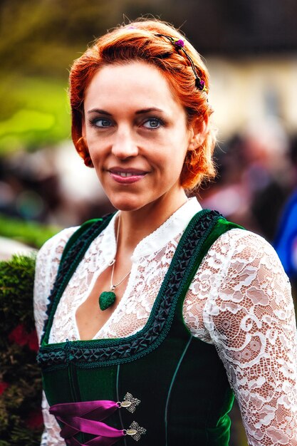 Une femme portant un dirndl détourne le regard.