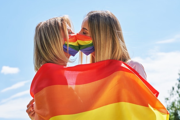 Femme portant un drapeau lgbt en plein air. photo de haute qualité