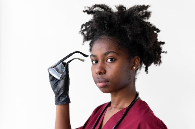 Femme portant un équipement de protection médicale