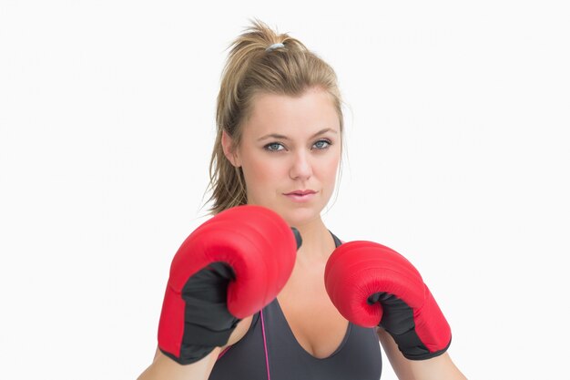 Femme portant des gants de boxe