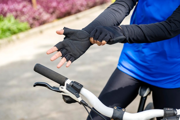 Femme portant des gants se préparant pour la balade à vélo