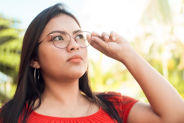 Femme portant des lunettes Concept de problèmes de vue