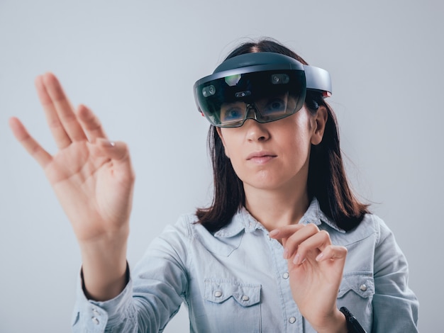 Femme portant des lunettes de réalité augmentée.