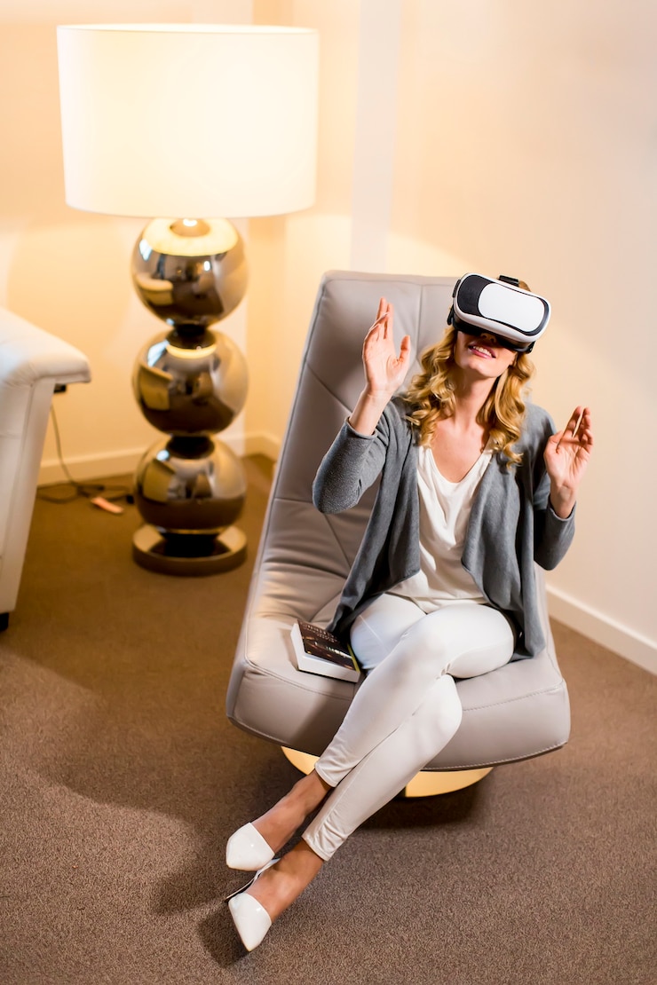 Photo femme portant des lunettes de réalité virtuelle dans la chambre
