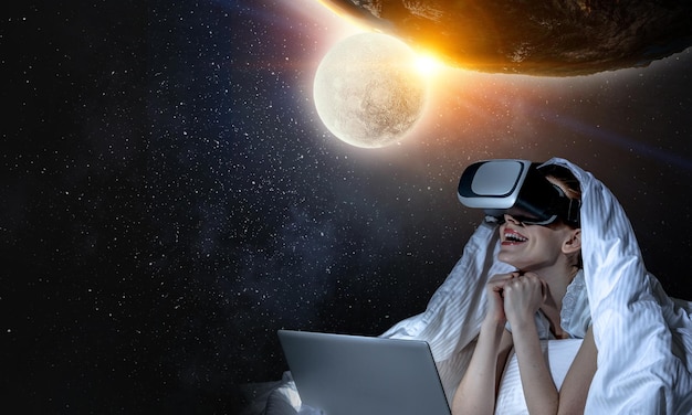 Femme portant des lunettes de réalité virtuelle. Technique mixte