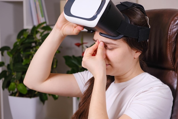 Une femme portant des lunettes de réalité virtuelle