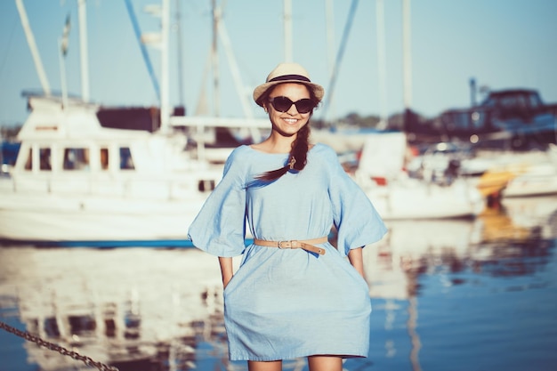 Photo une femme portant des lunettes de soleil au port