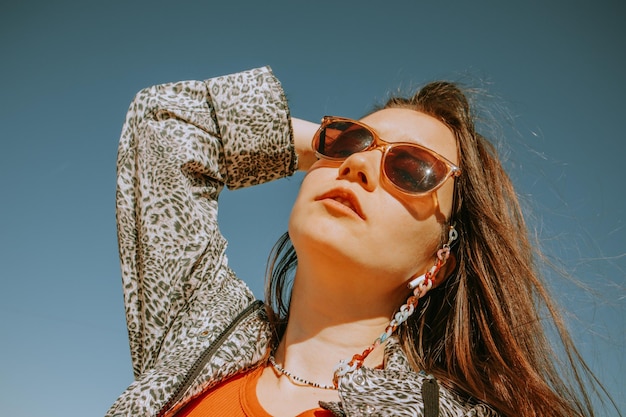 Une femme portant des lunettes de soleil et une chemise qui dit "je suis une fille"