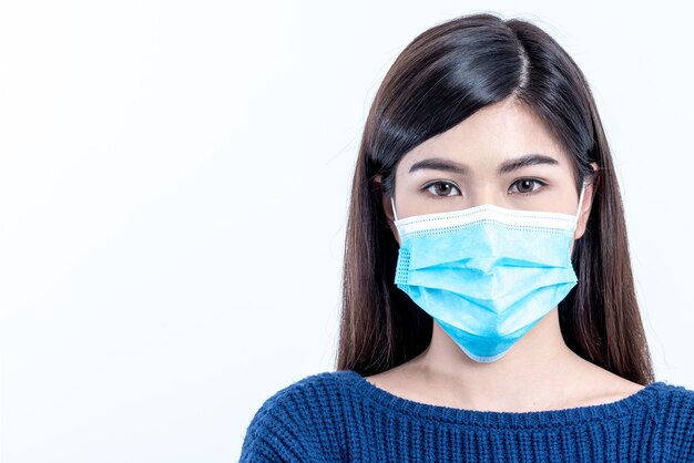 femme portant un masque chirurgical isolé sur blanc