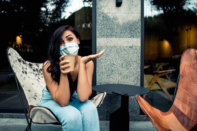 Femme portant un masque facial à l'extérieur