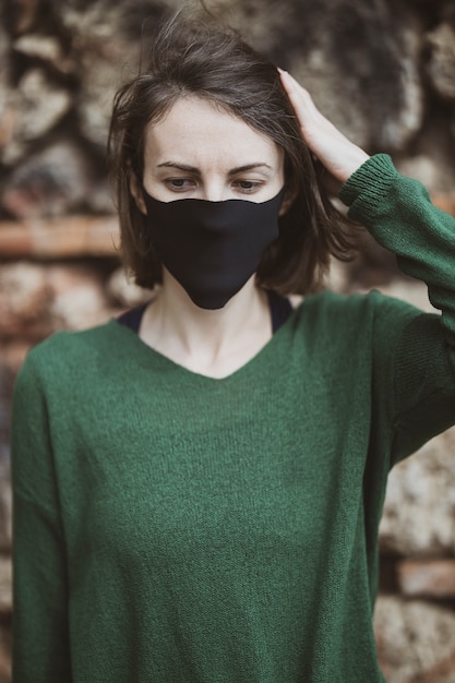 Photo femme portant un masque facial lors d'une épidémie de coronavirus