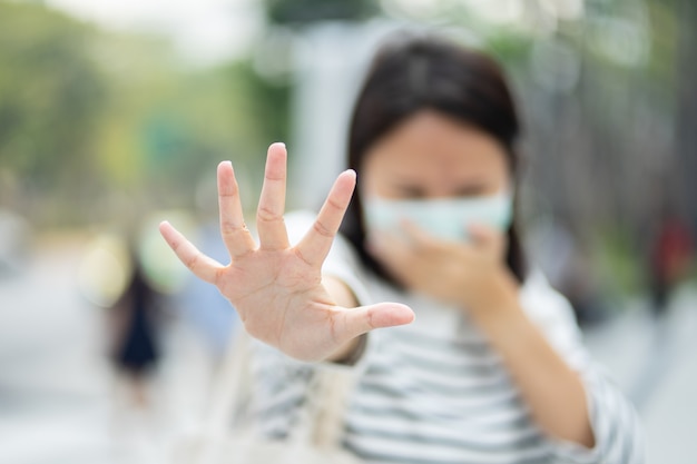 Une femme portant un masque facial protège le filtre contre la pollution de l'air (PM2,5) ou porte un masque N95. protéger la pollution,