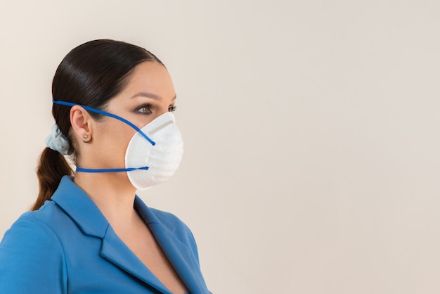 Femme portant un masque facial